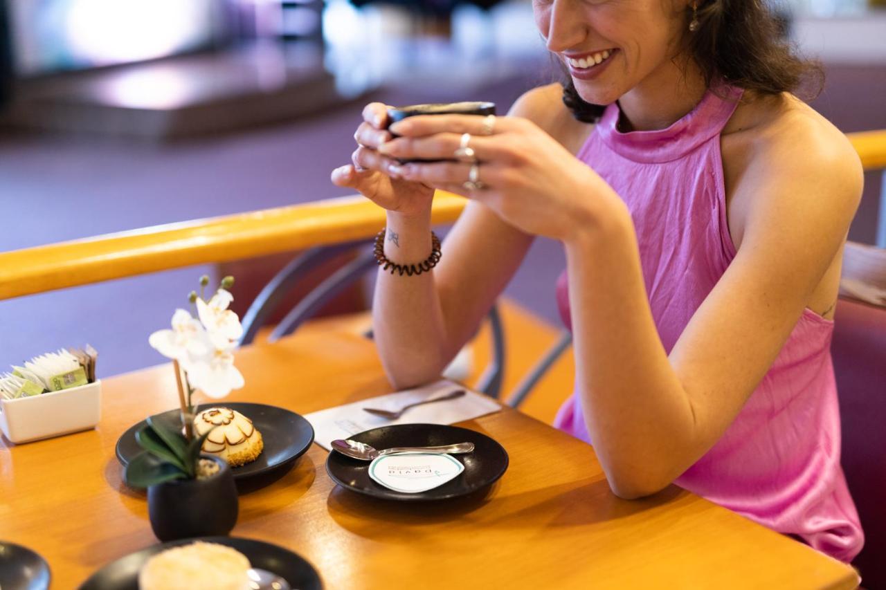大卫死海度假村&Spa酒店 恩波其克 外观 照片 A woman drinking green tea