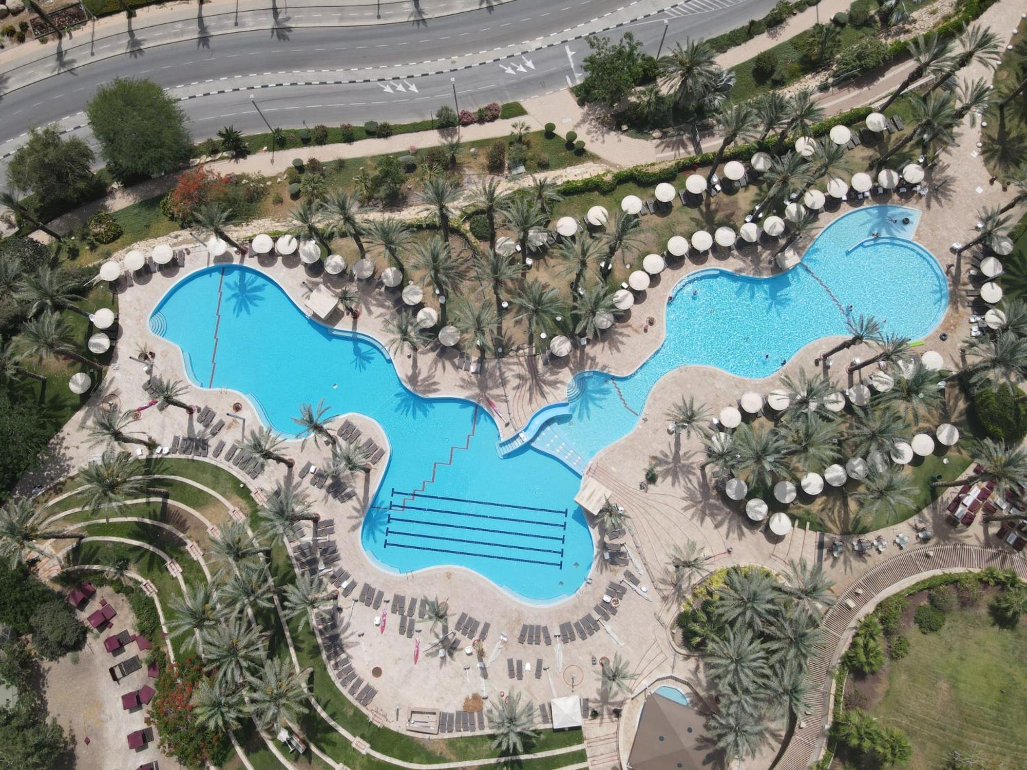 大卫死海度假村&Spa酒店 恩波其克 外观 照片 Aerial view of the pool